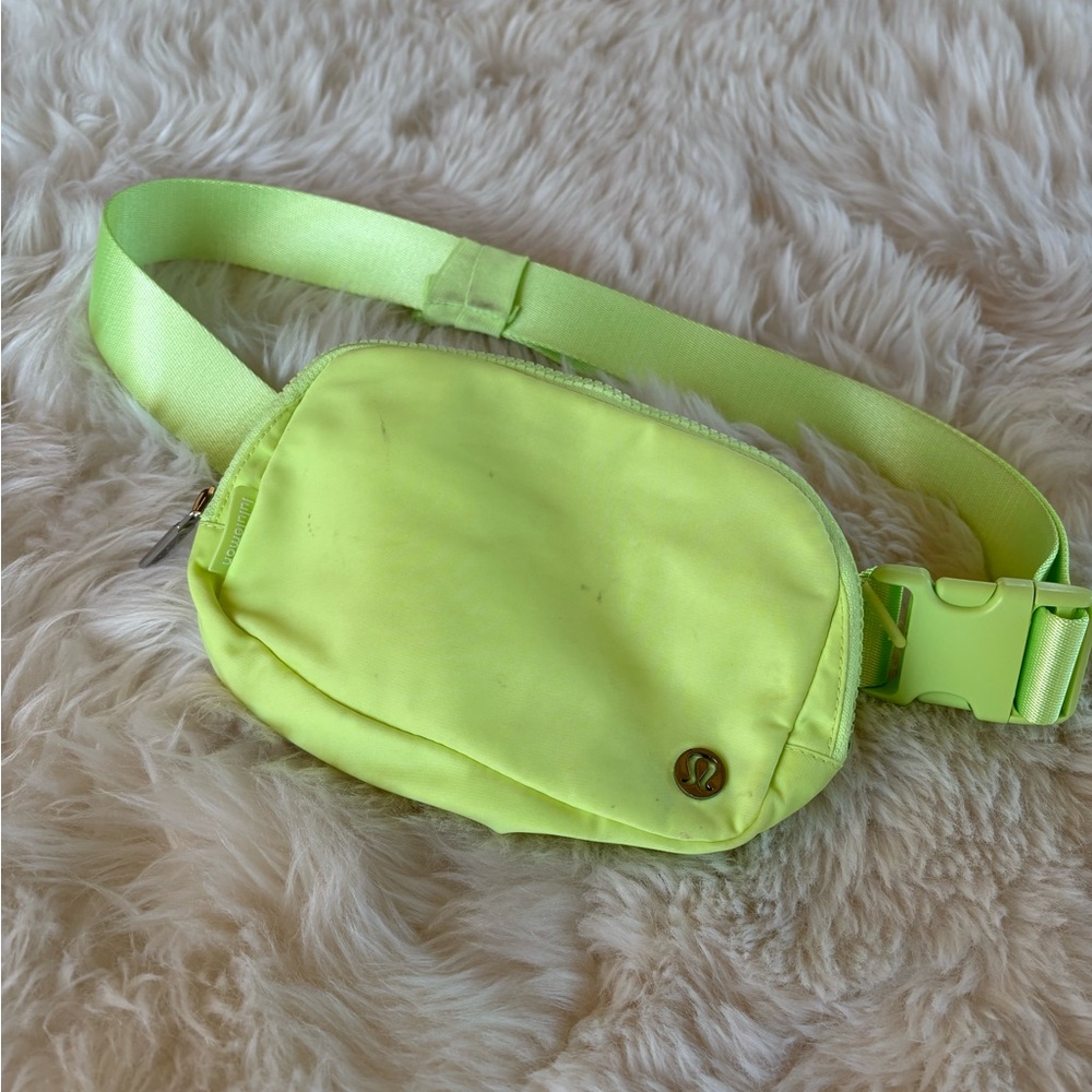 Lululemon everywhere belt bag Lime Green OS